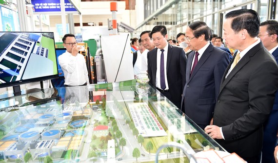 政府副總理黎文成參觀廢水處理系統模型。
