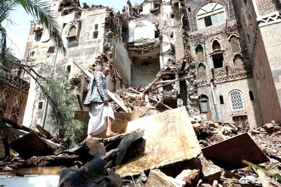在薩那老城拍攝的受損建築。