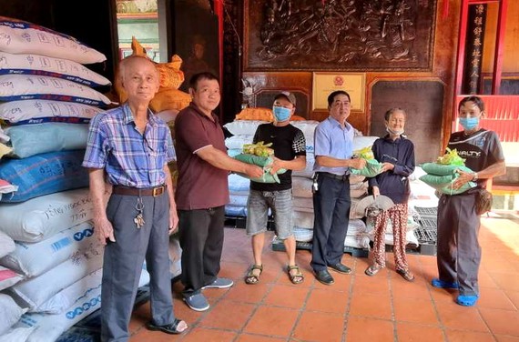 霞漳會館理事們向清貧者派發盂蘭節禮物。
