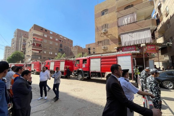 8月14日，在埃及吉薩省，警察在火災現場附近執勤。新華社發（艾哈邁德·戈馬攝）