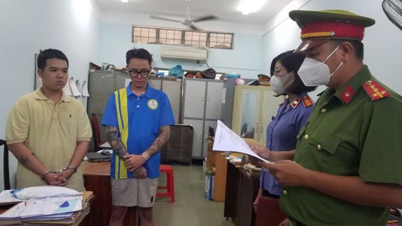 職能部門宣讀對喬阮越恩和范黎明善的暫拘令。