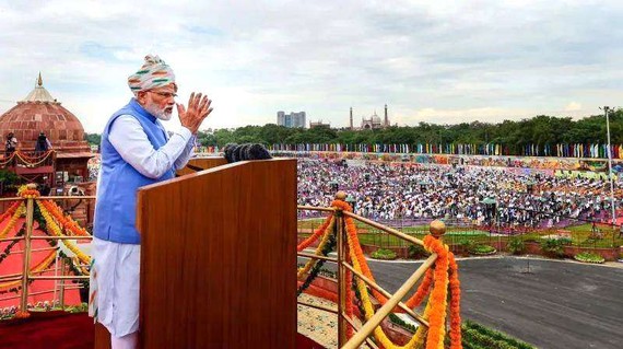 印度總理莫迪在新德里紅堡外發表全國演講。
