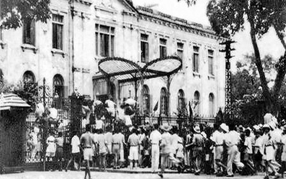 於1945年8月19日，參加河內大劇院廣場集會後，首都人民攻打北部府－－ 法殖民者透過其爪牙勢力設在北部的首腦機關。（資料圖）