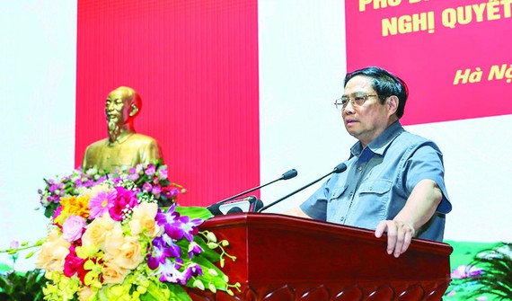 政府總理范明政出席中央軍委會議。