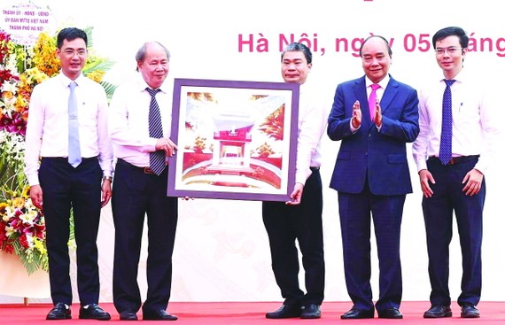 國家主席阮春福贈送紀念品給河內市國立大學自然科學高中專校。