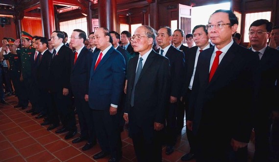 黨政領導在黎鴻鋒總書記紀念館出席紀念儀式。