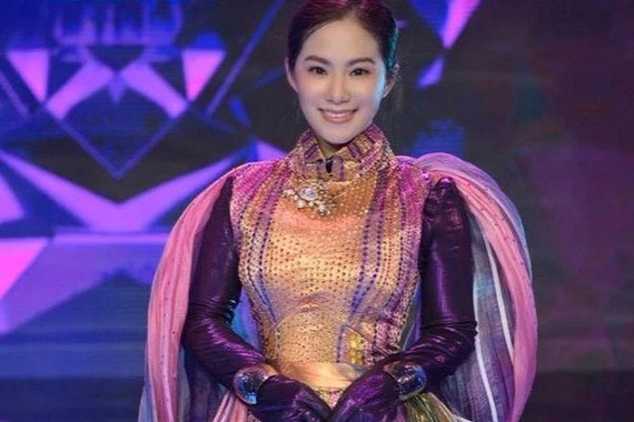 越南華人女歌手梁碧友（梁碧好）。