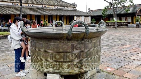 置於順化皇城勤政殿院的阮朝銅釜2015年列為國寶。