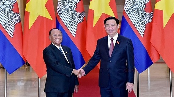 國會主席王廷惠（右）接見柬埔寨王國國會主席韓桑林。