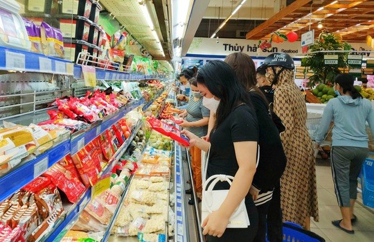消費者在Co.opXtra超市購買國貨。