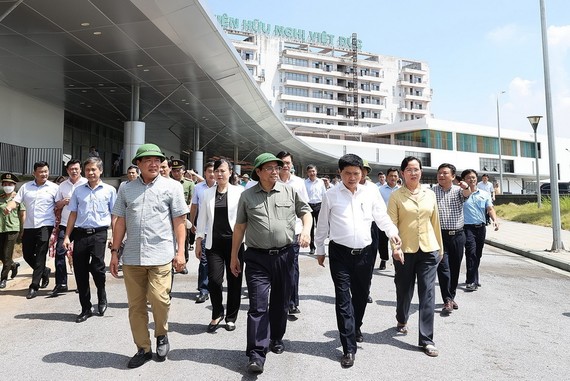 政府總理實地檢查河南省各家醫院建設情況。