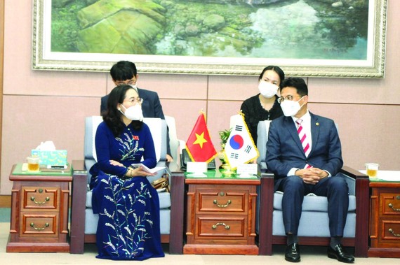 市人民議會主席阮氏麗與釜山市議會常務副主席會晤。