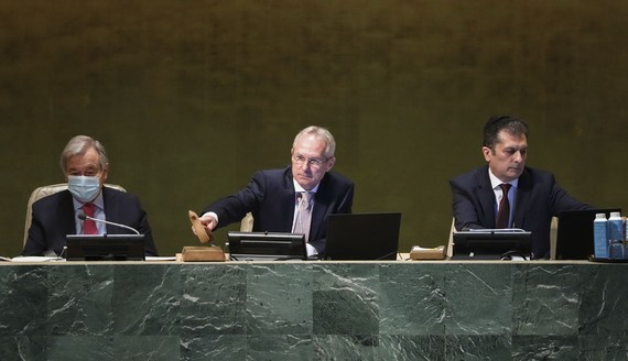 第七十七屆聯合國大會主席克勒希（中）主持聯合國大會一般性辯論開幕式。