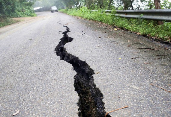 墨西哥19日才發生規模7.6大地震，22日再爆6.8強震。圖為19日地震造成路面裂開。（圖／路透社）