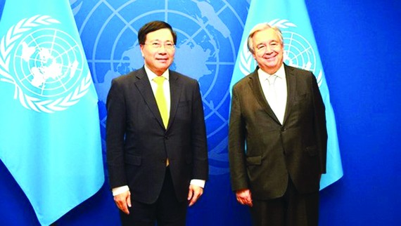 越南政府常務副總理范平明（左）與聯合國秘書長古特雷斯。