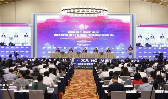高級座談會全體會議。