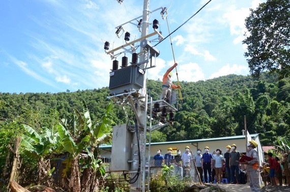 萊州省電力公司為411家特困鄉民戶首次供應國家電網的電源。