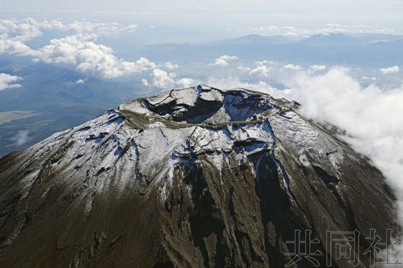 富士山本季山頂首次觀測到積雪。
