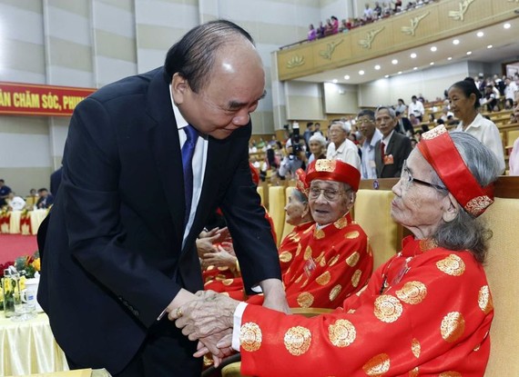 國家主席阮春福向老人問好。