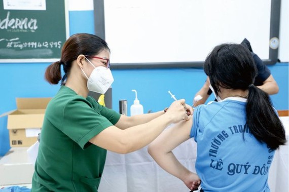 學生接種新冠疫苗。