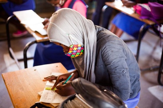 2020年9月7日，在馬拉維布蘭太爾，一名學生佩戴口罩在教室內學習。（圖：新華社發）