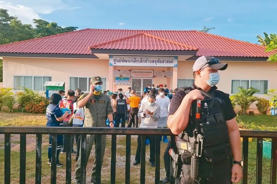 泰國東北部一所保育中心傳槍擊案，一名警察在現場執勤。（圖：新華社）