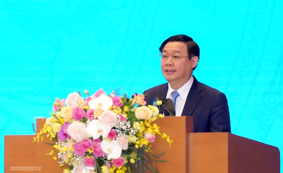Phó Thủ tướng Vương Đình Huệ trình bày Nghị quyết 01