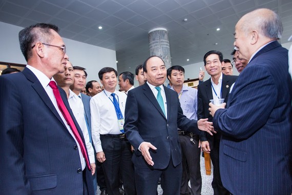 Thủ tướng Nguyễn Xuân Phúc trao đổi với các nhà đầu tư. Ảnh: CAO PHONG