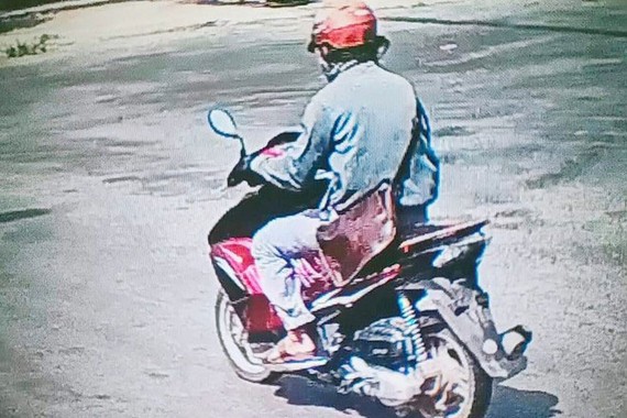 Huỳnh Lợi Phát cùng chiếc xe máy đi cướp tiệm vàng. Ảnh: Công an cung cấp