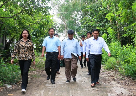 Bà Võ Thị Ánh Xuân (bìa trái), Bí thư Tỉnh ủy An Giang đi kiểm tra tình hình phòng chống lũ năm 2019 ở vùng đầu nguồn An Phú vào ngày 17-9
