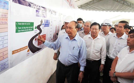 Thủ tướng Nguyễn Xuân Phúc cùng Đoàn công tác của Chính phủ đến kiểm tra tiến độ dự án cao tốc Trung Lương - Mỹ Thuận, sáng 8-3. Ảnh: VGP