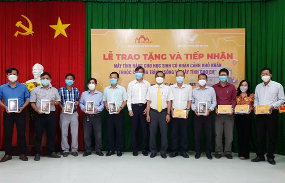 Lễ trao tặng và tiếp nhận 10.000 máy tính bảng cho học sinh có hoàn cảnh khó khăn ở Kiên Giang 