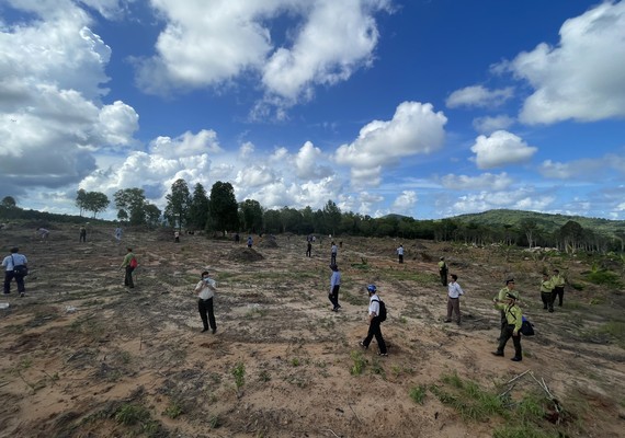 Tổ công tác đặc biệt ra quân xử lý vụ phá hàng chục ha đất rừng ở ấp Búng Gội, xã Cửa Dương (Phú Quốc). Ảnh: QUỐC BÌNH