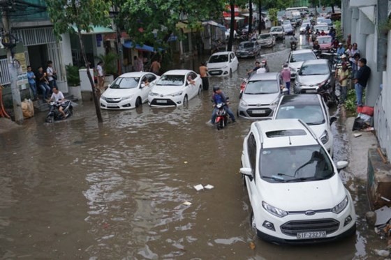 Xe hơi không dám đi vì đường Nguyễn Hữu Cảnh ngập sâu trong cơn mưa chiều 21-6-2017. Ảnh: Quốc Hùng