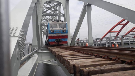 Cầu đường sắt Bình Lợi mới chính thức đưa vào hoạt động. Ảnh: QUỐC HÙNG