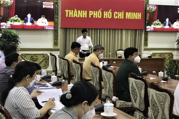 Giám đốc Sở GTVT TPHCM Trần Quang Lâm báo cáo tình hình an toàn giao thông trên địa bàn TPHCM tại hội nghị. Ảnh: QUỐC hÙNG