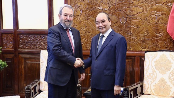 Chủ tịch nước Nguyễn Xuân Phúc tiếp cựu Thủ tướng Israel, ông Ehud Barak đang có chuyến thăm, làm việc tại Việt Nam. Ảnh: QUẾ SƠN