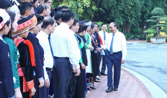 Chủ tịch nước Nguyễn Xuân Phúc gặp mặt Đoàn đại biểu người dân tộc thiểu số tiêu biểu tỉnh Cao Bằng​ 