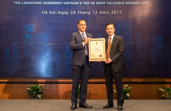 Lãnh đạp MobiFone nhận danh hiệu Top 10 thương hiệu giá trị nhất Việt Nam