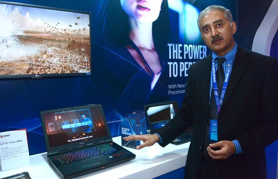 Ông Kris Kolady, giám đốc Marketing của Intel giới thiệu bộ vi xử lý Intel Core i9