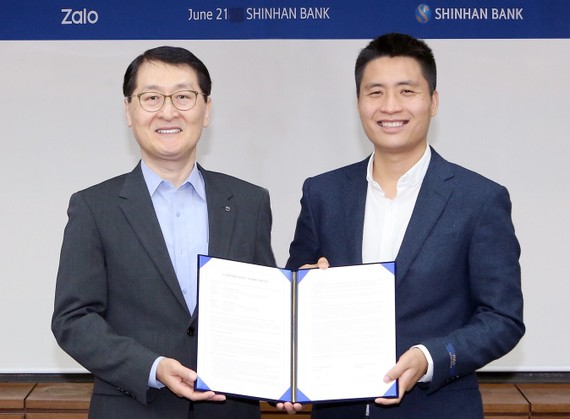 Ông Sung Ho Wi – Chủ tịch kiêm CEO của Shinhan bank và ông Vương Quang Khải – Phó tổng VNG, đại diện Zalo tại buổi ký kết