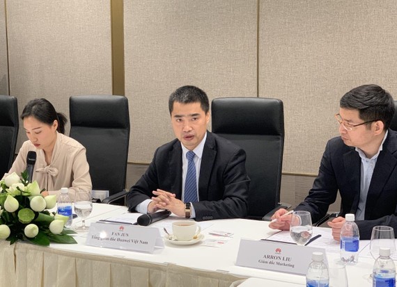 Tổng giám đốc Huawei Việt Nam, ông Fan Jun (ở giữa) trong buổi gặp gỡ với PV tại TPHCM