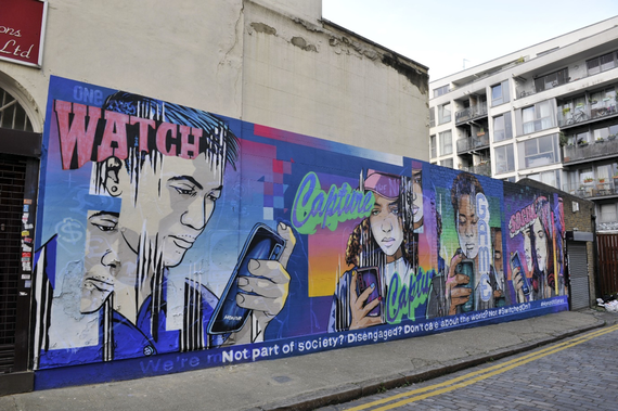 Bức tường khắc họa cuộc sống của giới trẻ bên vật bất ly thân - smartphone