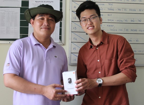 Đại diện Xiaomi Việt Nam trao Camera