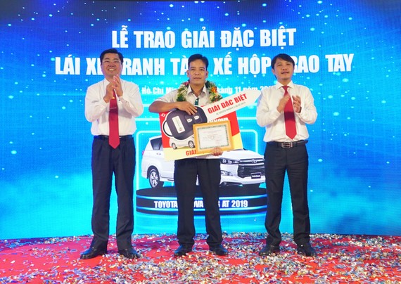 Ông Đặng Phước Thành - Chủ tịch HĐQT Vinasun Corp. và ông Đặng Thành Duy – Phó TGĐ Vinasun Corp., Chủ tịch HĐQT kiêm TGĐ Vinasun Green Taxi trao thưởng cho lái xe Nguyễn Thiêng