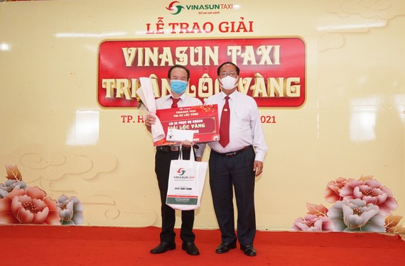 Ông Tạ Long Hỷ - Phó tổng Giám đốc Thường trực kiêm Giám đốc Taxi Vinasun trao quà cho tài xế phục vụ khách đạt giải Lộc vàng