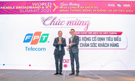 PTGĐ Chu Hùng Thắng (bên phải) đại diện FPT Telecom nhận giải thưởng