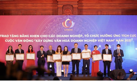 Huawei Việt Nam vinh dự nhận bằng khen