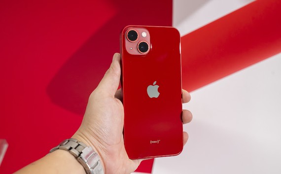 Phone 13 phiên bản màu đỏ rất bắt mắt