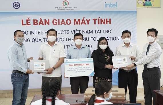 Intel Products Việt Nam trao tặng 150 máy tính xách tay và 10 robot cho học sinh